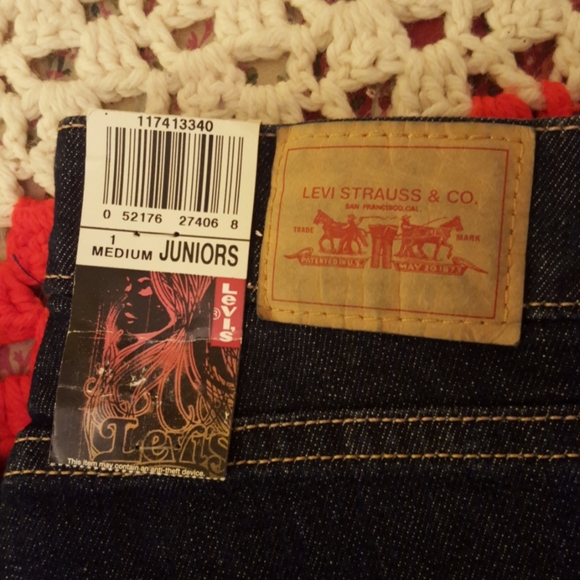 Curvy Cut Levi Boot Cut Denim - Picture 2 of 3